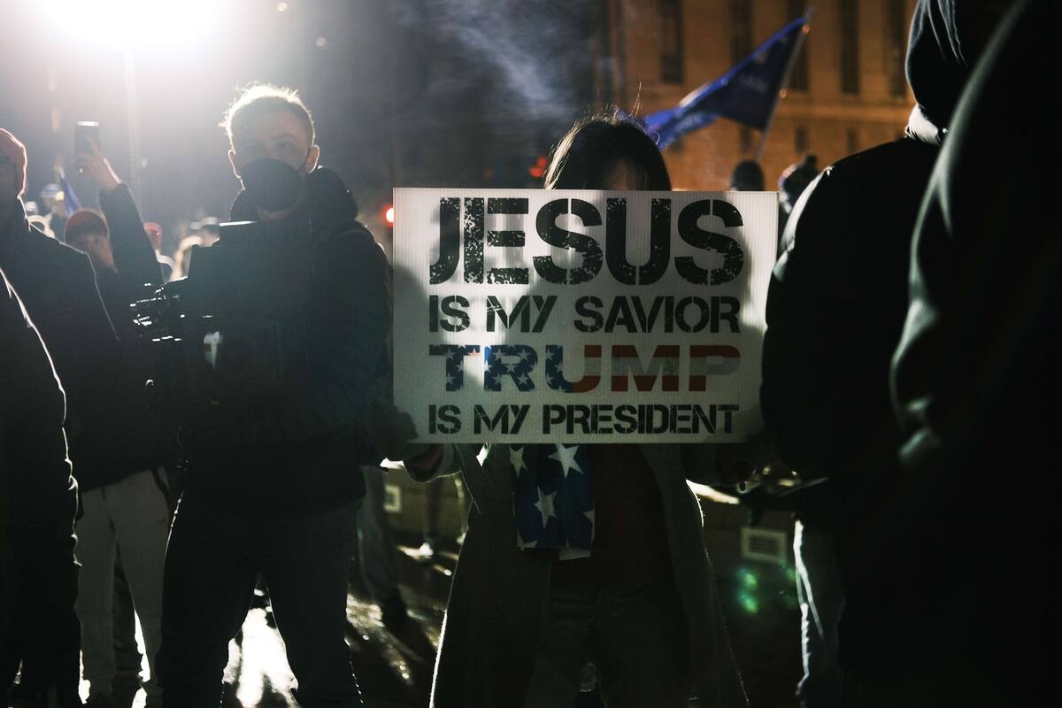 Los allí presentes acompañan la decisión de Trump que niega su derrota electoral