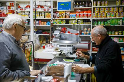 Los almaceneros coinciden en que el consumo viene cayendo hace algunos meses.