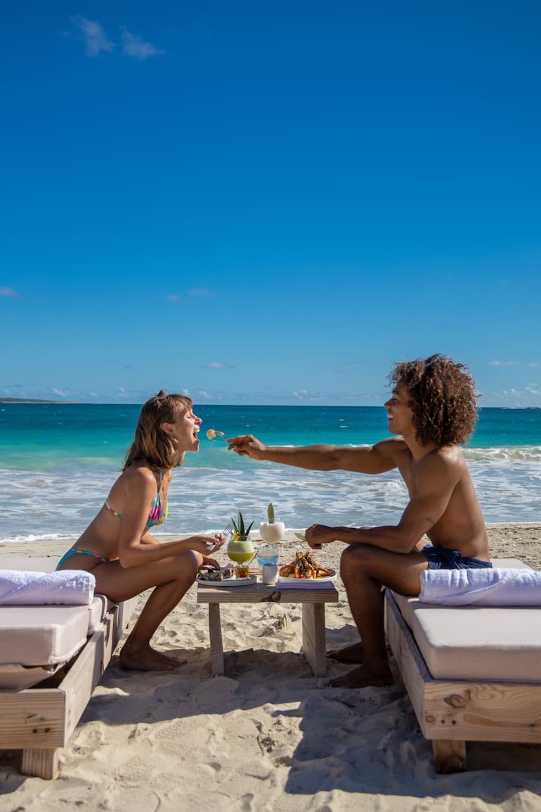 Los almuerzos en la playa suelen ser informales, muy del tipo “picoteo”.