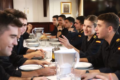 Los almuerzos suelen ser momentos de relax y camaradería entre los marinos. El buque escuela Elcano es un embajador flotante de España: cada vez que llega a un puerto, es recibido con honores y gran fiesta.