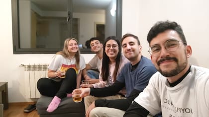 Los alquileres están por encima de los sueldos. Es por eso que la mayoría de los "temporeros" suele compartir departamento