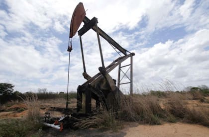 Los alrededores de Atapirire muestran poca actividad de la industria petrolera, y los únicos equipos visibles eran máquinas pequeñas y envejecidas instaladas hace años