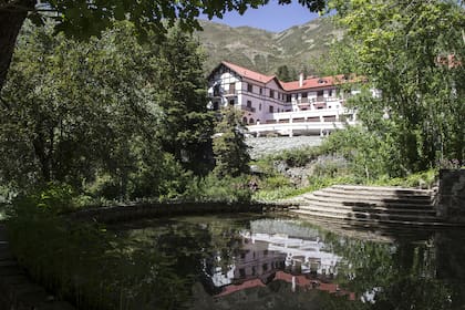 Los alrededores del Gran Hotel Villavicencio lucen como nuevos, aunque todavía no puede visitarse el interior, en refacción
