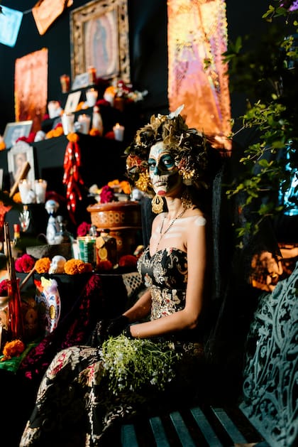 Los altares de Día de Muertos deben incluir flores, papel picado, agua, sal y otros elementos (Pexels/Bruno Cervera)