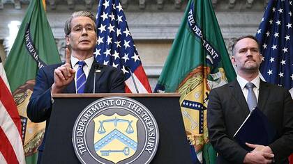 Los altos funcionarios estadounidenses Scott Bessent y Jamieson Greer criticaron a China como "poco confiable".