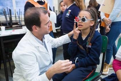 Los alumnos de la escuela Buen Consejo, con los oftalmólogos