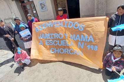 Los alumnos de la escuela los reciben con un cartel de bienvenida y una canción