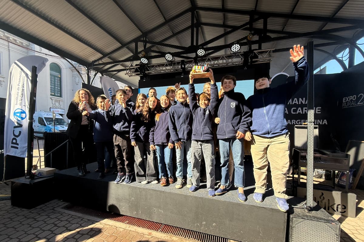 Los alumnos de primer año del Instituto María Auxiliadora de Curuzú Cuatiá, Corrientes, en el momento de la entrega del premio