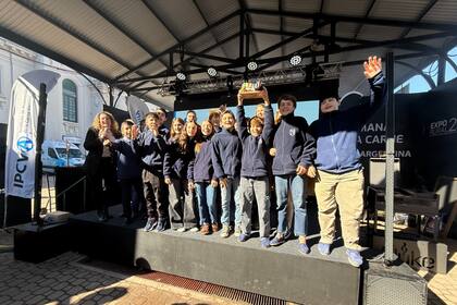 Los alumnos de primer año del Instituto María Auxiliadora de Curuzú Cuatiá, Corrientes, en el momento de la entrega del premio