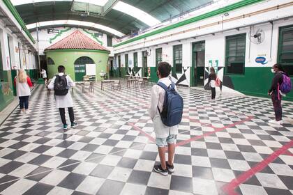 Los alumnos del último grado de la primaria y del año del secundario podrán tener sus graduaciones presenciales, aunque manteniendo distancias y usando barbijos