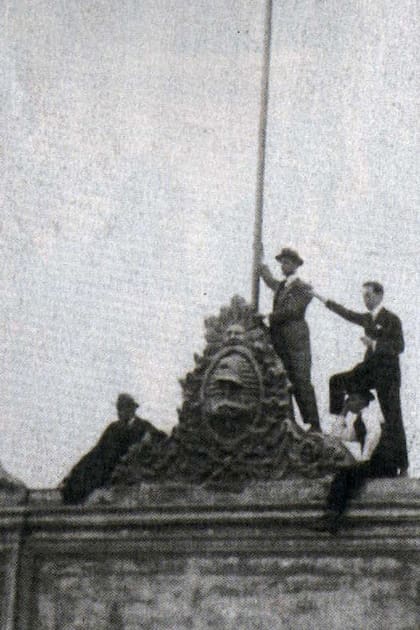 La imagen que simbolizó la rebelión: los alumnos tomaron la universidad el 15 de julio de 1918 y llegaron hasta el techo del hospital de Clínicas