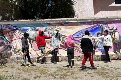 Los alumnos hacen una danza con música autóctona para el proyecto "Carnavalearte"; están involucradas las materias de música, educación física y danza.