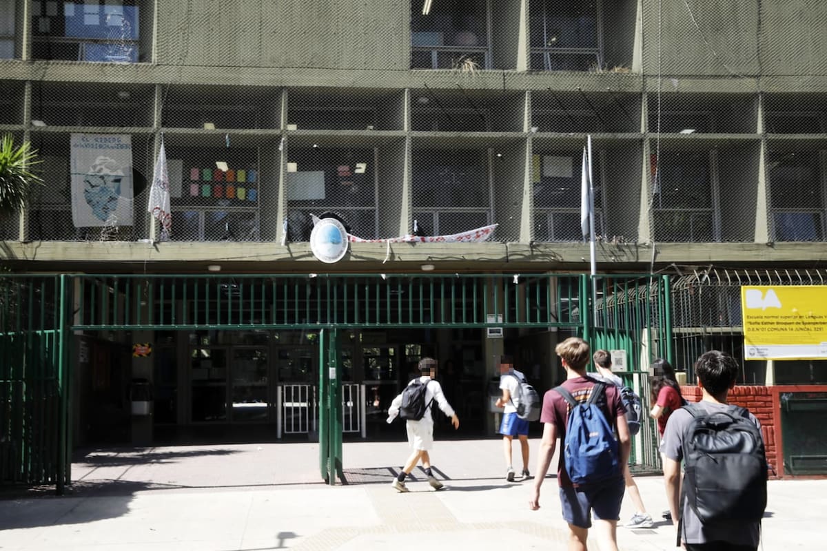 Los alumnos llegaban en el día de ayer a la Escuela Normal Superior en Lenguas Vivas "Sofía Esther Broquen", popularmente conocida como el Lengüitas