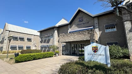 Los alumnos participan en proyectos interdisciplinarios que integran contenidos de distintas materias para resolver problemas ambientales concretos