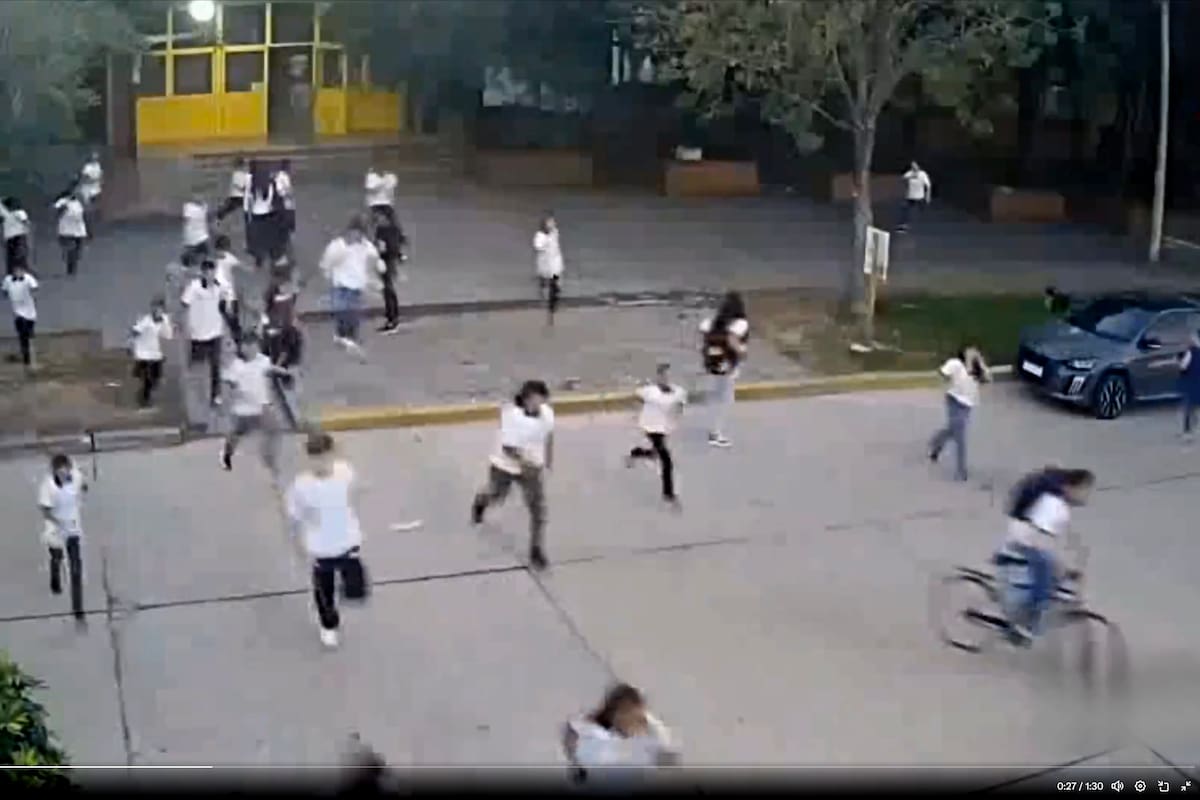 Los alumnos salieron corriendo para resguardarse de los disparos en la escuela donde un adolescente ingresó armado en San Cristobal, Santa Fe