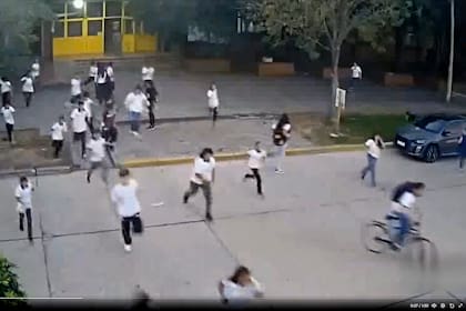 Los alumnos salieron corriendo para resguardarse de los disparos en la escuela donde un adolescente ingresó armado en San Cristobal, Santa Fe