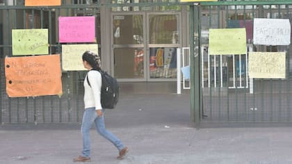 Los alumnos se juntan cada sábado en uno de los colegios tomados