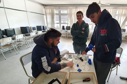 Los alumnos trabajan con kits Ultimate 2.0 de Makeblock, una impresora 3D y además cuentan con los materiales para poder armar un robot con un sensor de humedad del suelo y riego automático
