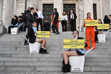 Los ambientalistas, sentados en inodoros, exhibieron el explícito mensaje: “Senadores, no se caguen en el agua”