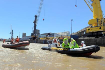 Los ambientalistas y un bote de Prefectura siguiéndolos de cerca