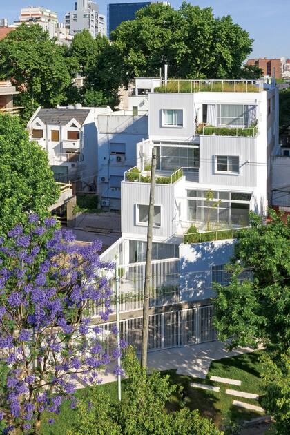 Verde a un paso: un edificio pensado como casas superpuestas para vivir en un departamento con jardín