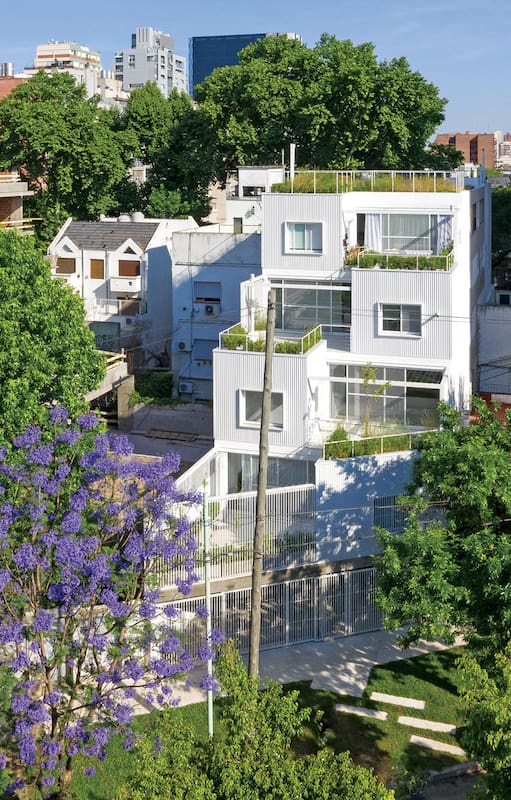 Desde arriba, se percibe un juego de jardines y terrazas que traen el verde a metros de la vida cotidiana.