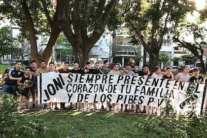 Los amigos de Jonathan Maldonado, Joni, con un cartel tras su inhumación
