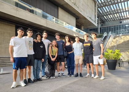 Los amigos de Manuel Storani que compartían los estudios en el colegio Cristoforo Colombo: de izquierda a derecha, Manuel, Guillermo, Lorenzo, Ulises, Giuliana, Martin, Octavia, Ignacio, Lautaro, Facundo