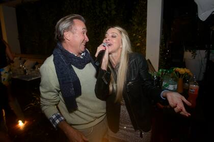 Los amigos de toda la vida de Pancho Dotto se acercaron a celebrar este reencuentro en Punta del Este.