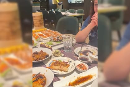 Los amigos debieron pagar una multa en un restaurante (Captura video)