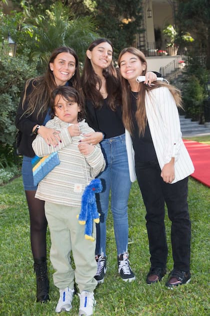 Los amores del Apache. Durante el encuentro, Vanesa y los chicos se mostraron muy contentos.