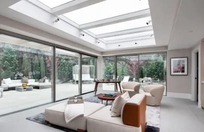 Los amplios ventanales que conectan y proyectan interior con exterior