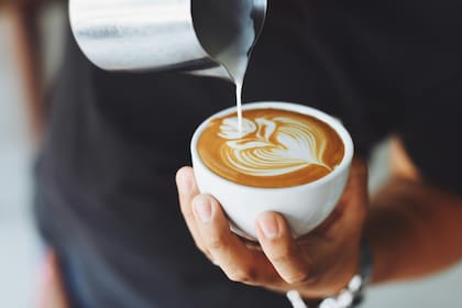 Los añadidos que se le agregan al café también pueden generar un aumento del colesterol (Archivo)