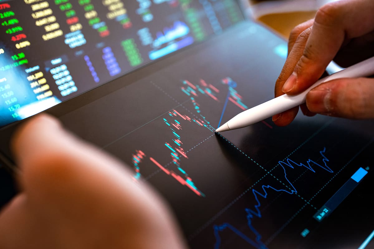 Los analistas consultados proponen aprovechar oportunidades en activos hard dollar (en moneda dura) y acciones locales que venían de cotizaciones muy atrasadas y podrían beneficiarse