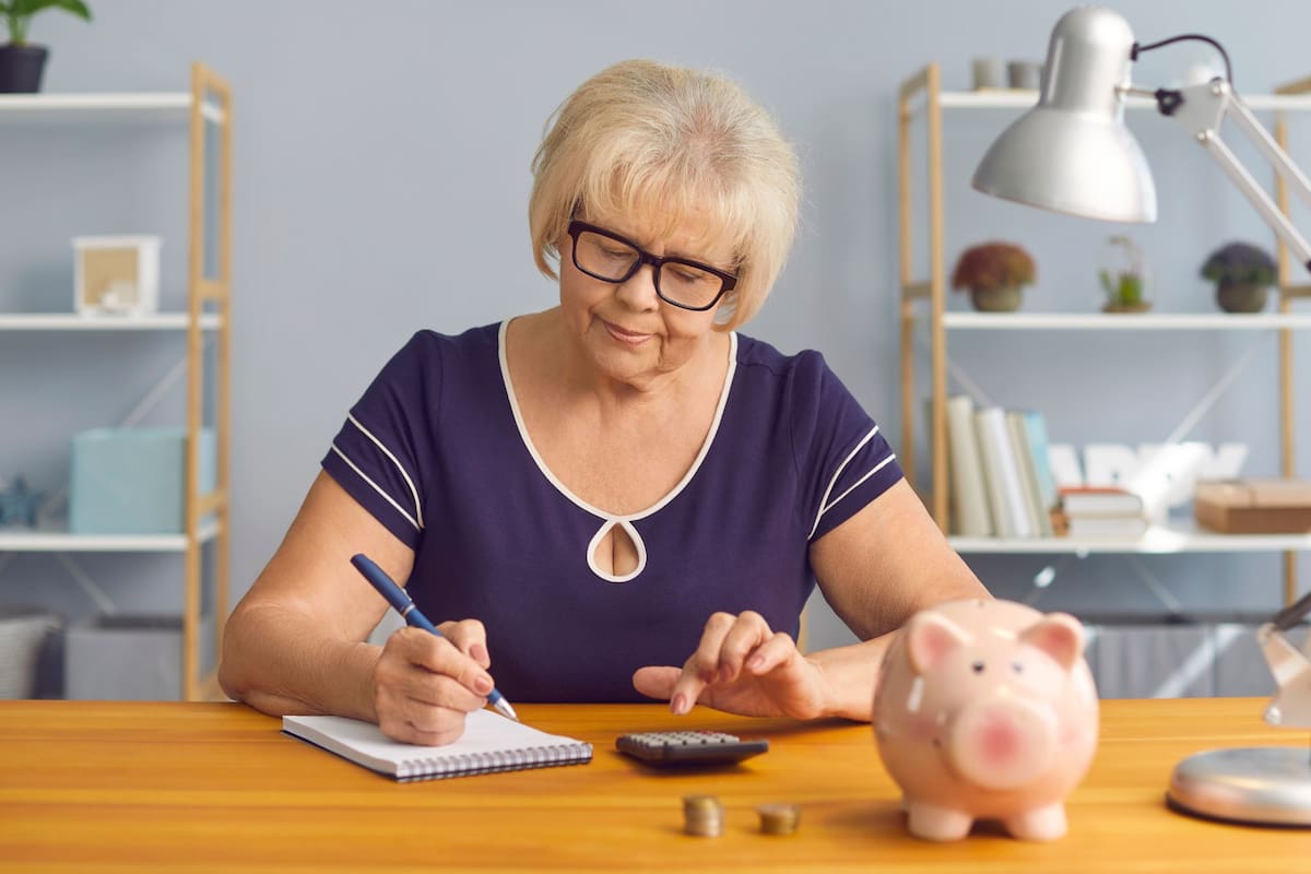 Los analistas recomiendan que quienes residen en los 8 estados que gravan los beneficios de la Seguridad Social consulten a un asesor financiero. (Canva)