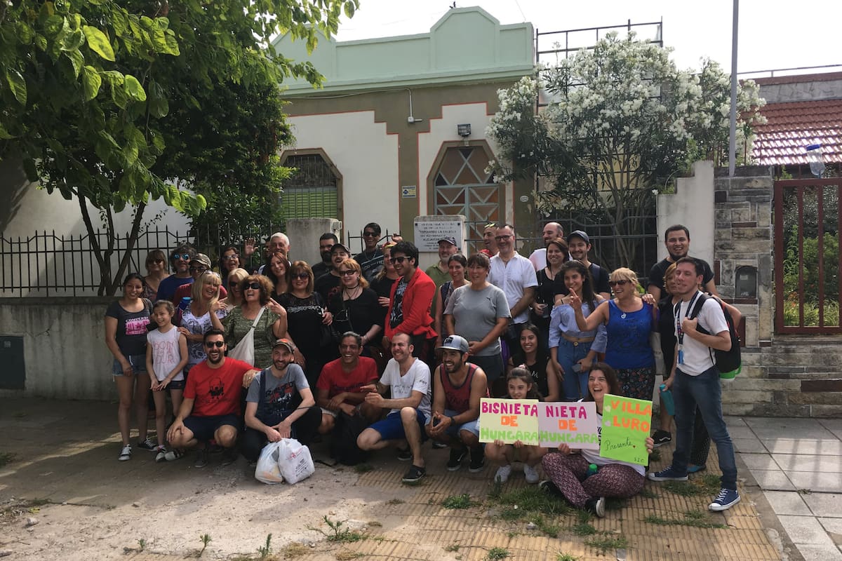Los "carroceros" en una de sus juntadas, frente a la histórica casa de la calle Echenagucía.