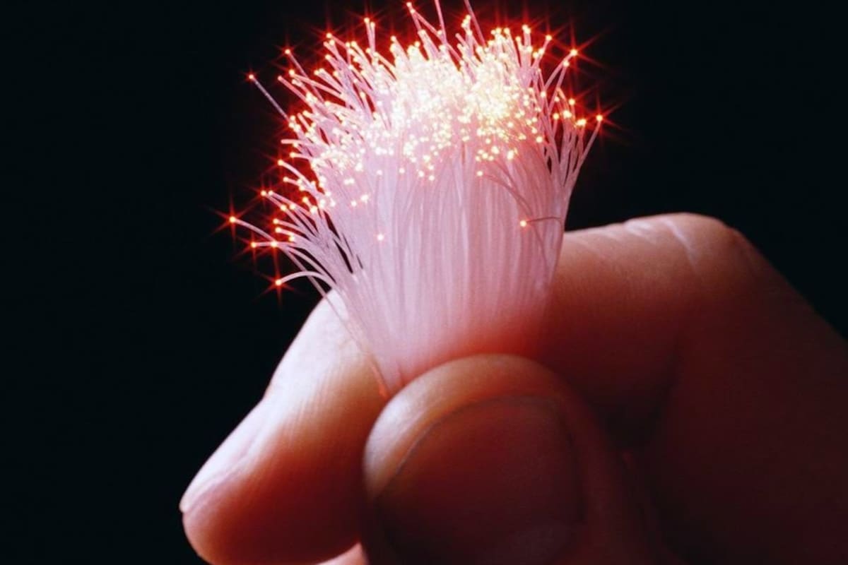 Los "pelos" de un cable de fibra óptica como el que iPlan usa para su servicio de banda ancha