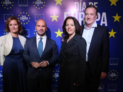 Los anfitriones del Día de Europa junto a Claudia Scherer-Effosse, embajadora de Francia en Argentina y su marido, Jean-Jacques Effose