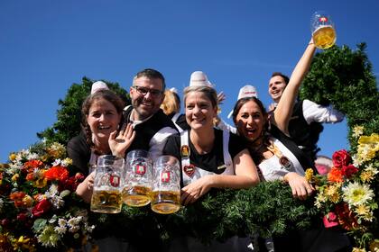 Los anfitriones del Oktoberfest llegan para el inicio de la edición 189 del festival de la cerveza en Múnich, Alemania, el sábado 21 de septiembre de 2024. (AP Foto/Matthias Schrader)
