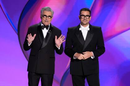Los anfitriones Eugene Levy, izquierda, y Dan Levy hablan durante la 76a entrega de los premios Emmy el domingo 15 de septiembre de 2024 en el Teatro Peacock de Los Ángeles. (Foto AP/Chris Pizzello)