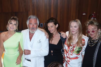Los anfitriones posan con Georgina Alliata, Paola Marzotto (madre de Beatrice Borromeo) y Corinne Schuler.
