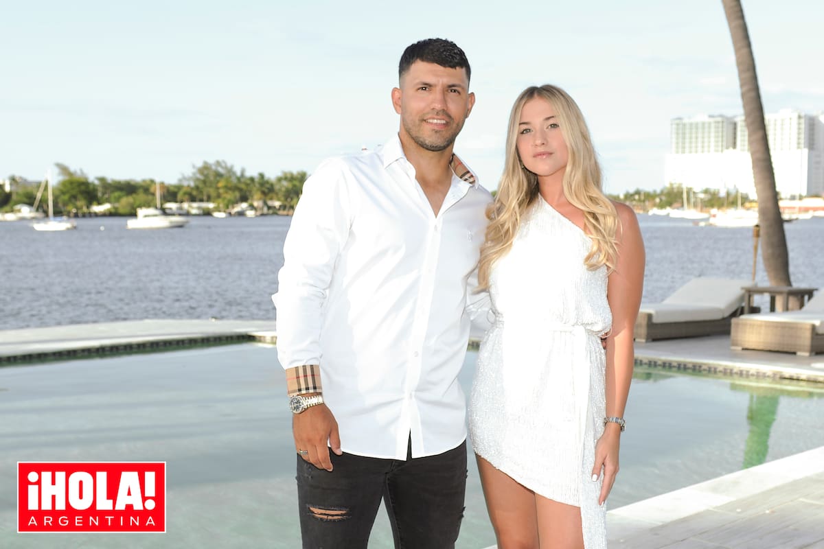 Los anfitriones, que están juntos desde hace tres años, posan en el jardín de su espectacular casa nueva un rato antes de recibir a los invitados.