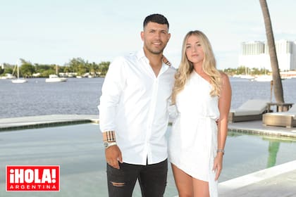 Los anfitriones, que están juntos desde hace tres años, posan en el jardín de su espectacular casa nueva un rato antes de recibir a los invitados.