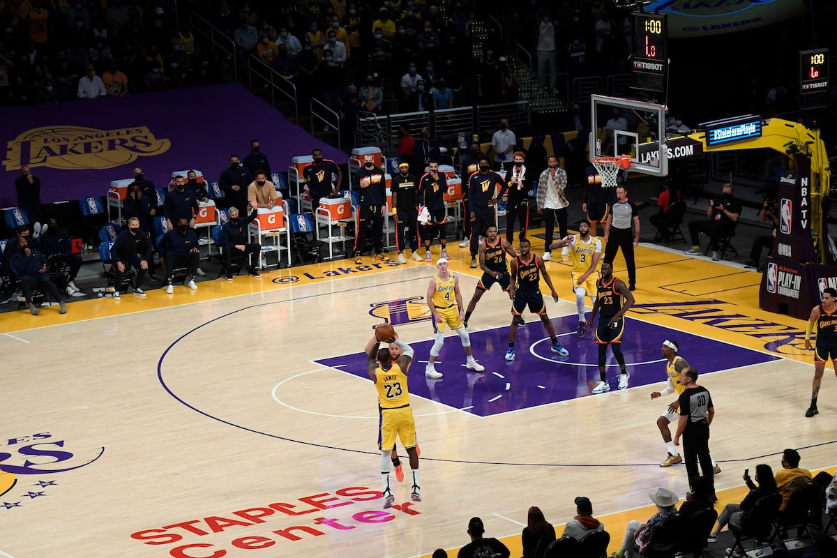 LOS ANGELES, CA - 19 DE MAYO: LeBron James # 23 de Los Angeles Lakers anota el juego ganando una canasta de tres puntos contra Stephen Curry # 30 de los Golden State Warriors en el último minuto de un Torneo Play-In de la NBA en el Staples Center en mayo 19 de octubre de 2021 en Los Ángeles, California. (Foto de Kevork Djansezian / Getty Images)