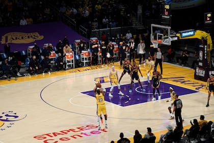 LOS ANGELES, CA - 19 DE MAYO: LeBron James # 23 de Los Angeles Lakers anota el juego ganando una canasta de tres puntos contra Stephen Curry # 30 de los Golden State Warriors en el último minuto de un Torneo Play-In de la NBA en el Staples Center en mayo 19 de octubre de 2021 en Los Ángeles, California. (Foto de Kevork Djansezian / Getty Images)