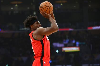 Los Ángeles, California, Estados Unidos; El alero de los Houston Rockets Danuel House Jr. (4) dispara una canasta de tres puntos contra Los Angeles Lakers durante la primera mitad en el Staples Center.