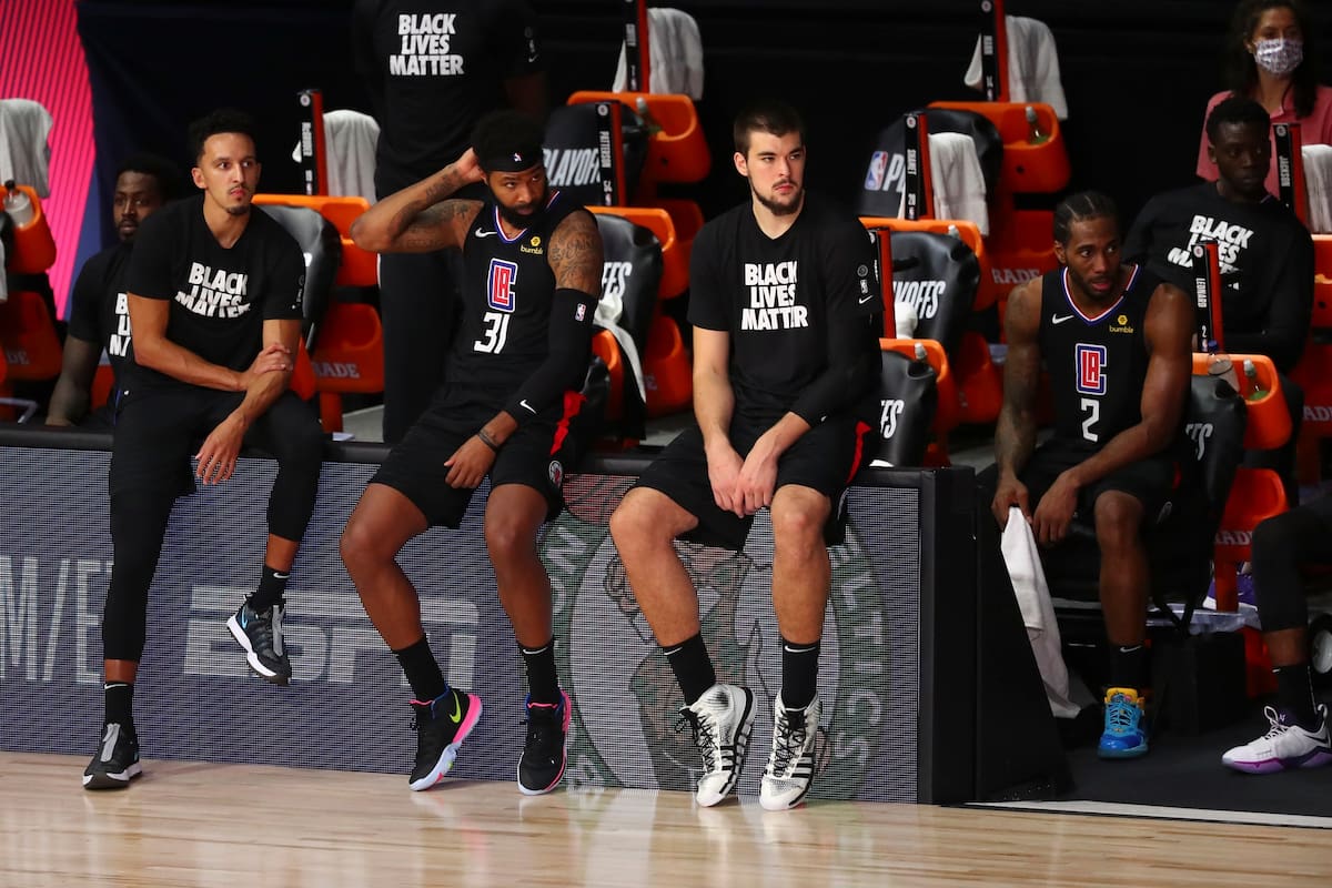 Los Angeles Clippers se sientan al margen durante la segunda mitad del juego siete de la segunda ronda de los Playoffs de la NBA 2020 contra los Denver Nuggets.