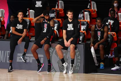 Los Angeles Clippers se sientan al margen durante la segunda mitad del juego siete de la segunda ronda de los Playoffs de la NBA 2020 contra los Denver Nuggets.
