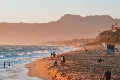 Los Ángeles es una gran ciudad para disfrutar de su clima conocido como el “Verano Eterno”. Cuenta con kilómetros de playas (como Malibú y South Bay) en las que se pueden realizar todo tipo de actividades.