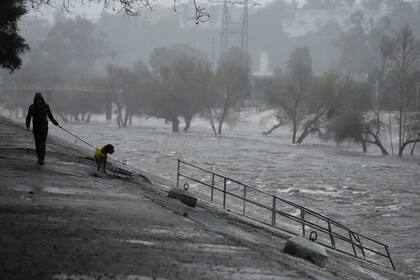 Los Ángeles está en alerta por lluvias intensas y posibles inundaciones entre el martes y el jueves por la noche, especialmente en zonas afectadas por incendios